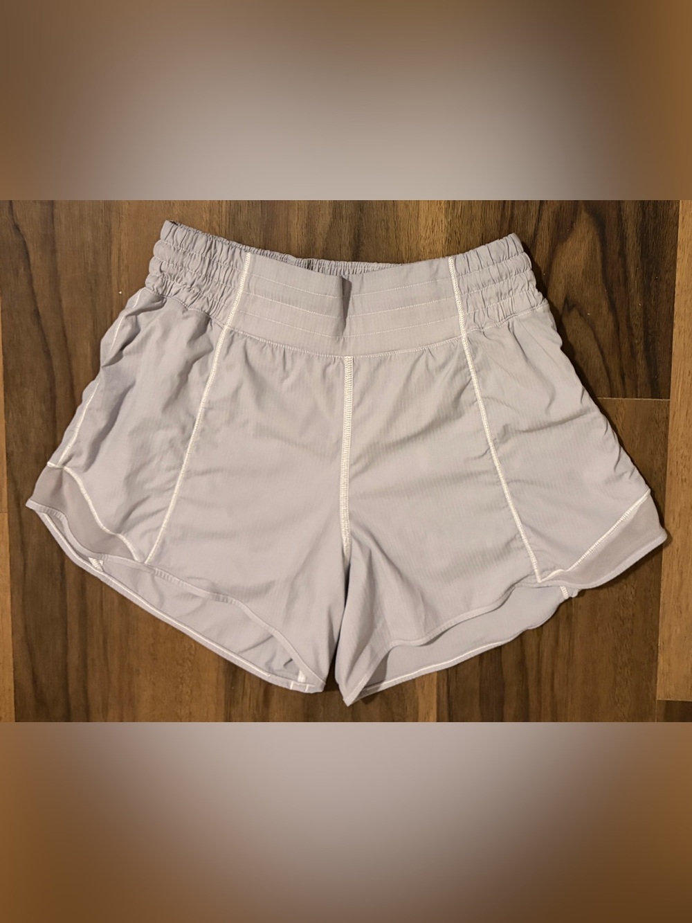 Lululemon Light Gray Hotty Hot High-Rise Shorts 4" - Size 6